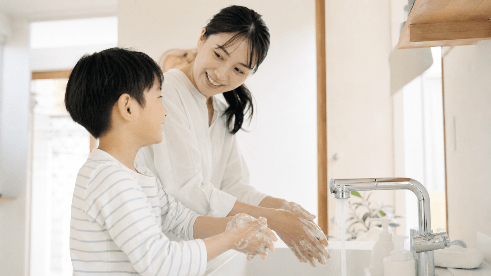 帰宅後に保護者と子どもが一緒に手を洗っている場面