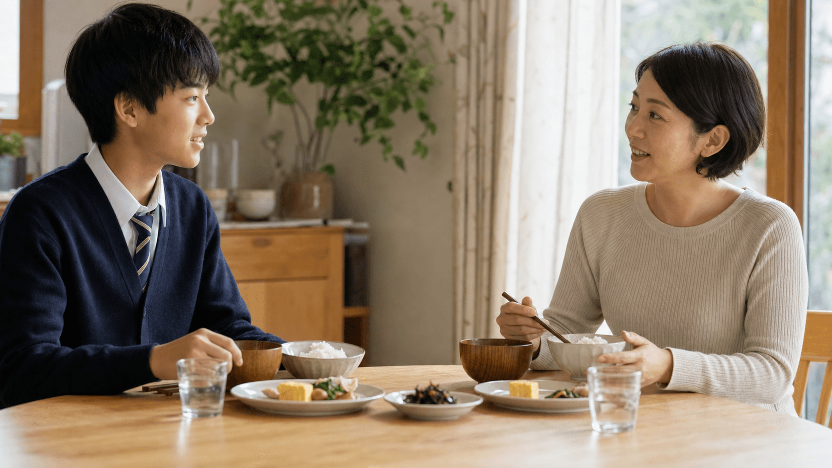 朝食の席で思春期の子どもと保護者が落ち着いて話している場面