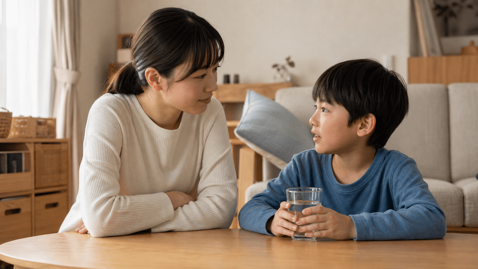 落ち着いた部屋で保護者と子どもが向かい合って話している場面